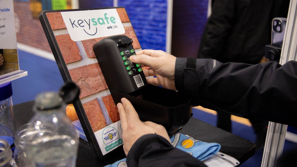 Experts unable to pick key safe at locksmith expo